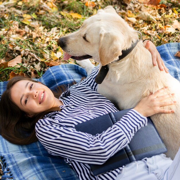 彼女の犬と遊ぶクローズアップ女性