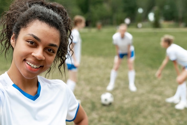 無料写真 クローズアップ女性がサッカー場でポーズ