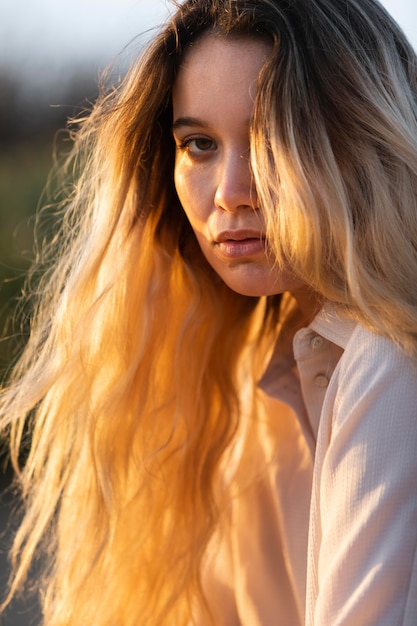 Foto gratuita chiuda sulla donna che propone all'aperto