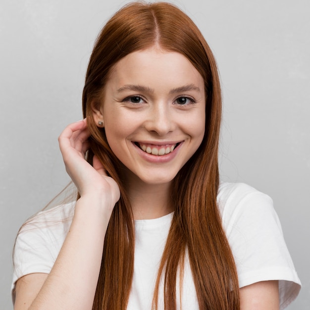 Free photo close up woman posing in studio