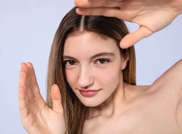 Free photo close up woman posing with blue background