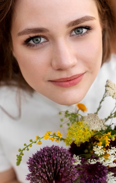 Foto gratuita primo piano donna in posa con fiori