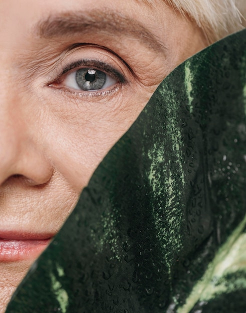 Free photo close-up woman posing with leaf