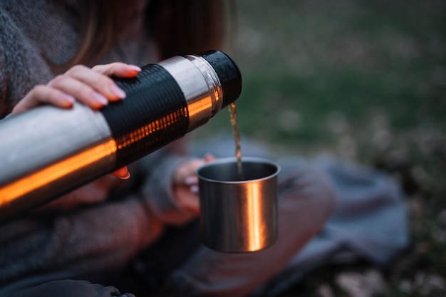 Free photo close-up woman pouring coffee