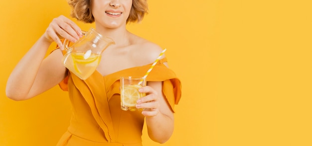 Limonata di versamento della donna del primo piano