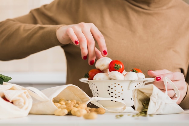 Donna del primo piano che prepara alimento fatto in casa