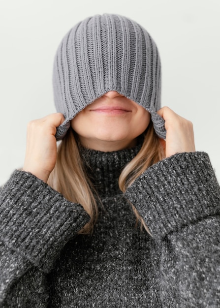 Foto gratuita donna del primo piano che tira giù il cappello