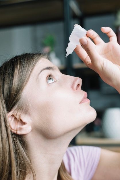 一个女人把眼药水的自由特写照片