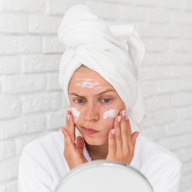 Free photo close-up woman putting on face mask