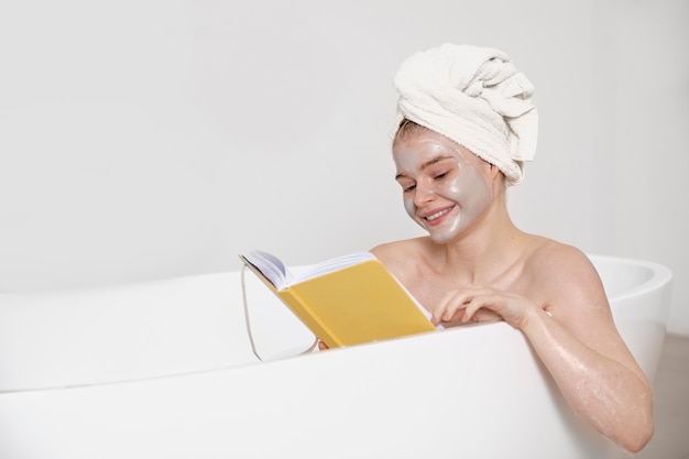 Крупным планом женщина, читающая в ванной