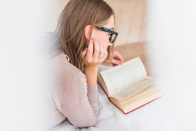 Foto gratuita primo piano del libro di lettura della donna