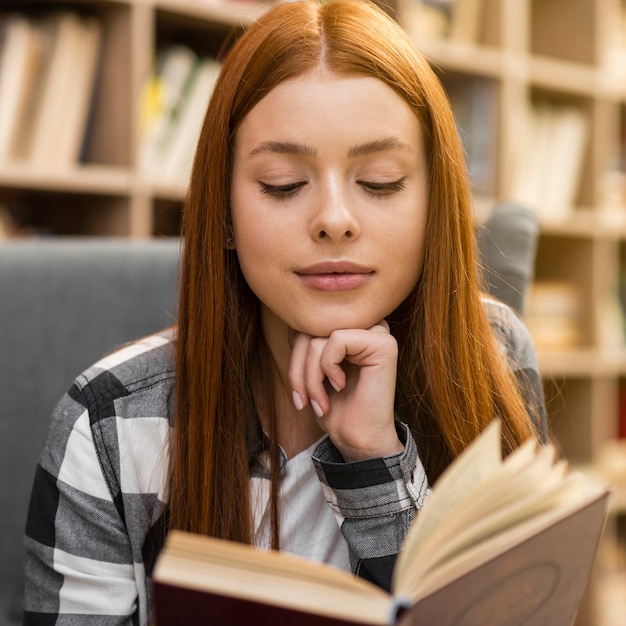 Free photo close up of woman reading book