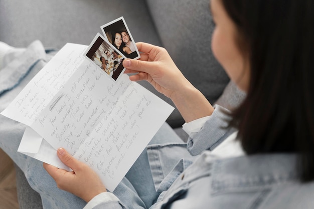 Foto gratuita chiuda sulla posta della lettura della donna