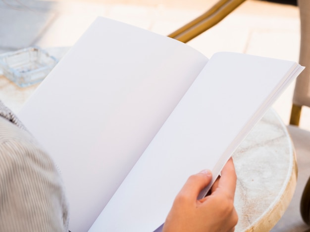 Free photo close-up woman reading a mock-up magazine