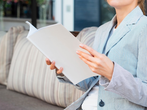 Free photo close-up woman reading a mock-up magazine