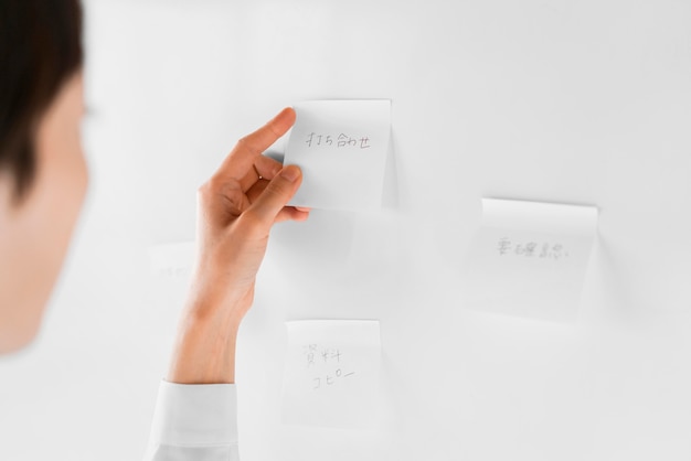 Free photo close-up woman reading sticky note