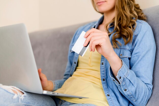 Крупным планом женщина готова покупать онлайн продукты