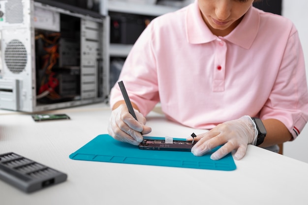 Foto gratuita primo piano sulla donna che ripara i chip del computer