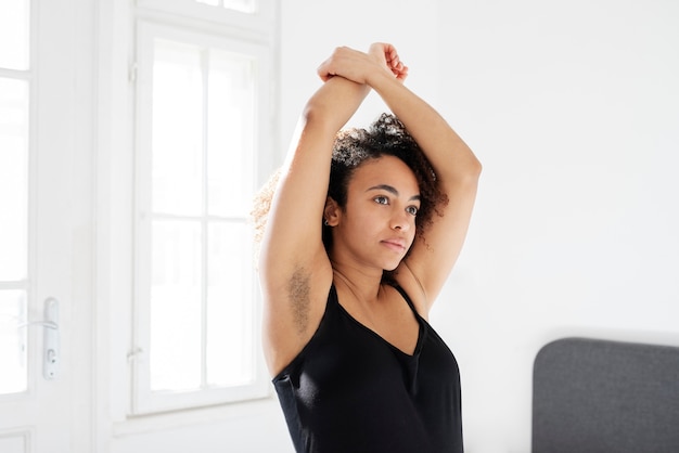 Free photo close up on woman revealing her armpit