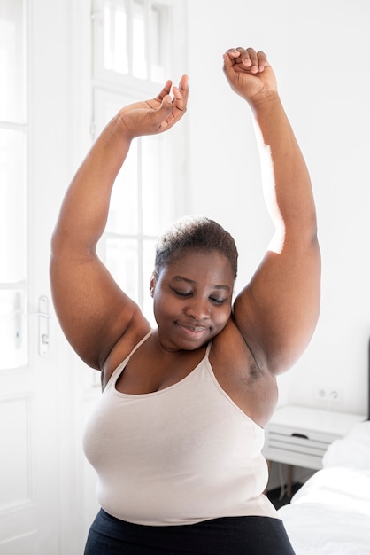 Free photo close up on woman revealing her armpit