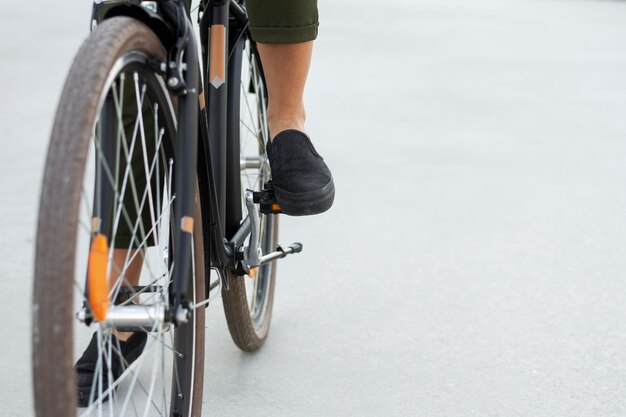 自転車に乗るクローズアップ女性