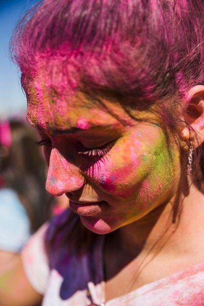 여자의 얼굴 클로즈업 holi 색상으로 덮여