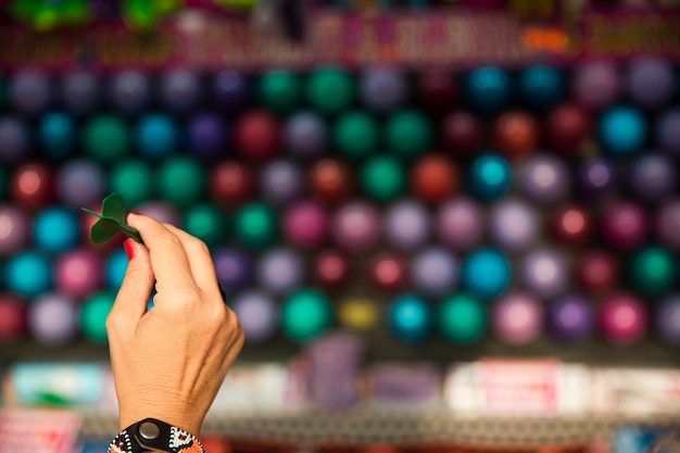 Foto gratuita freccia della tenuta della mano della donna del primo piano