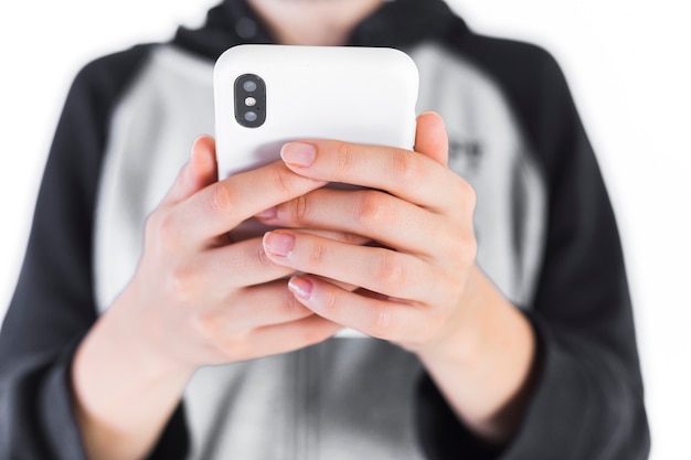 Foto gratuita primo piano della mano della donna che tiene telefono cellulare