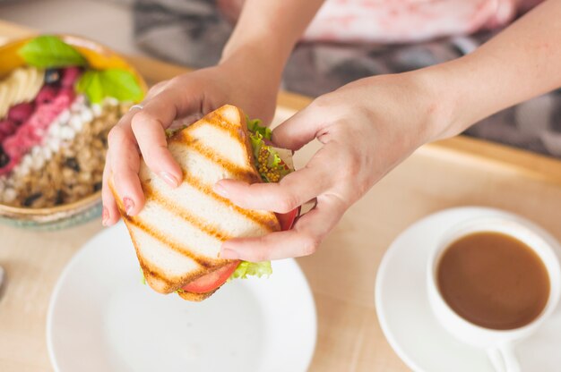 Крупным планом рука женщины сэндвич