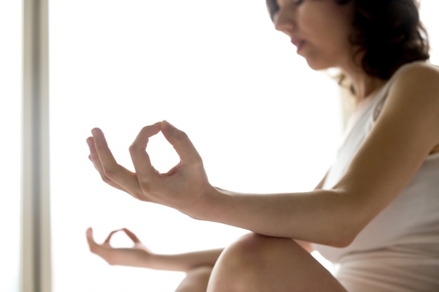 Foto gratuita close-up della mano della donna in posizione yoga