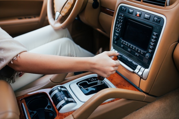 Free photo close up of woman shifting gears on gearbox in car