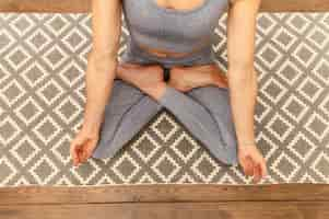 Free photo close-up woman sitting on yoga mat