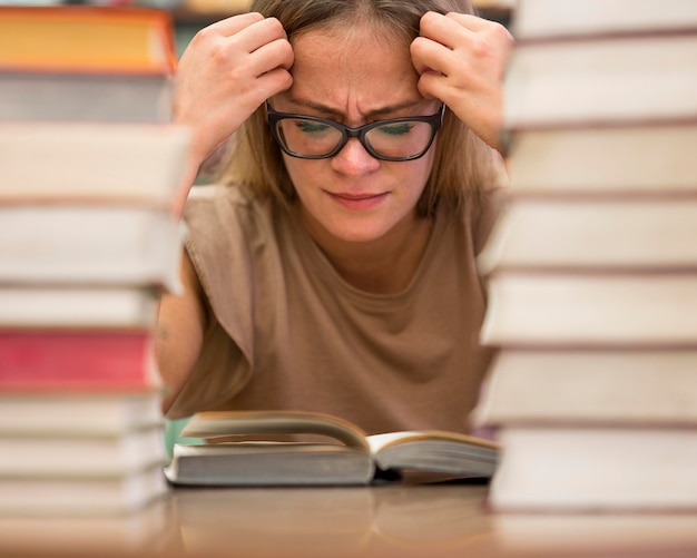 Foto gratuita donna del primo piano che studia a malapena