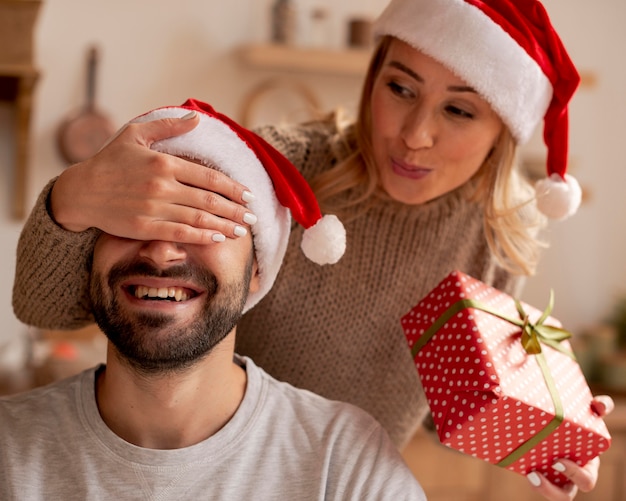 Uomo sorprendente della donna del primo piano con il regalo