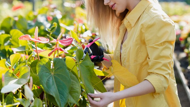 花の世話をするクローズアップの女性