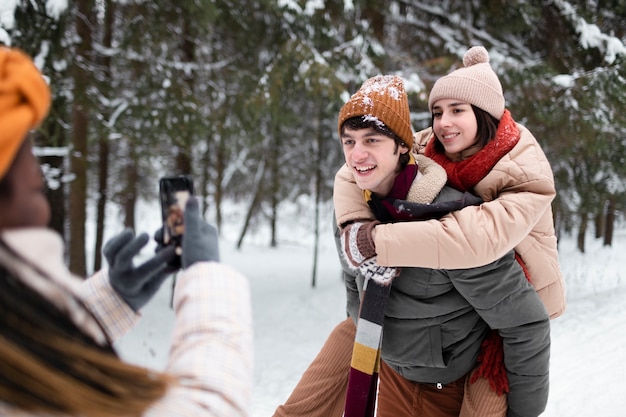 Крупным планом женщина фотографирует