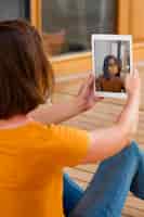 Foto gratuita donna del primo piano che prende selfie con la compressa