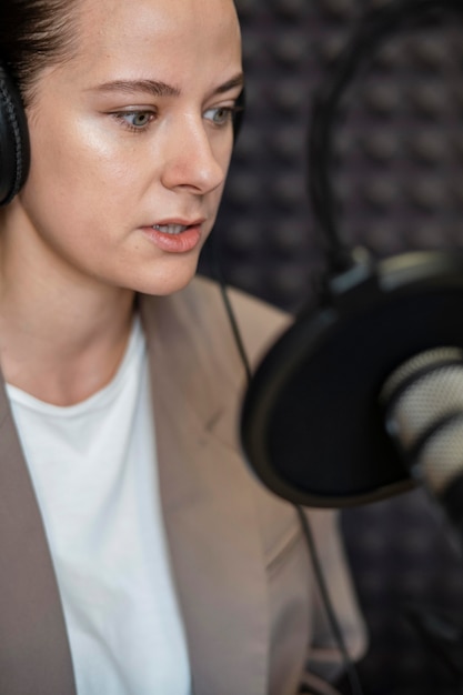 Free photo close-up woman talking at radio