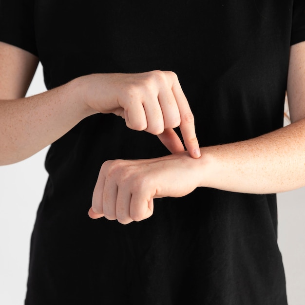 Free photo close-up woman teaching sign language