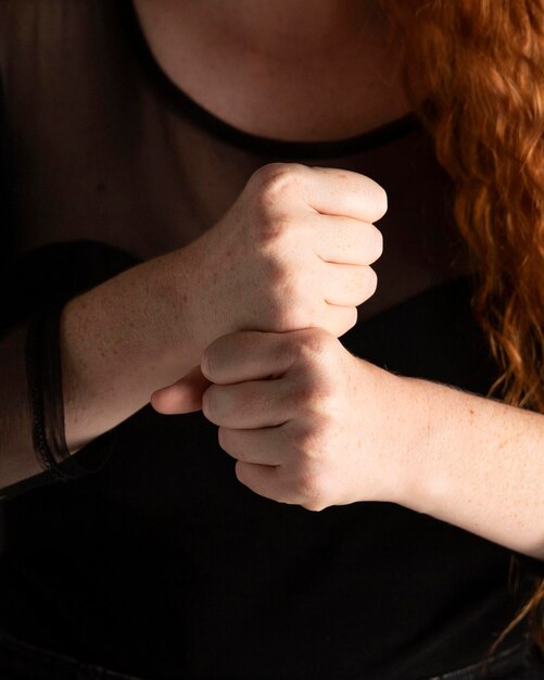 Free photo close-up woman teaching sign language