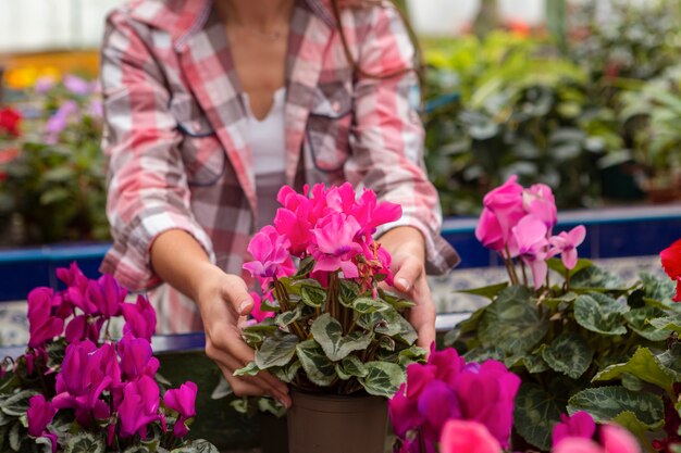 庭の花に触れるクローズアップ女性