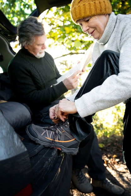 Primo piano donna che si allaccia i lacci delle scarpe