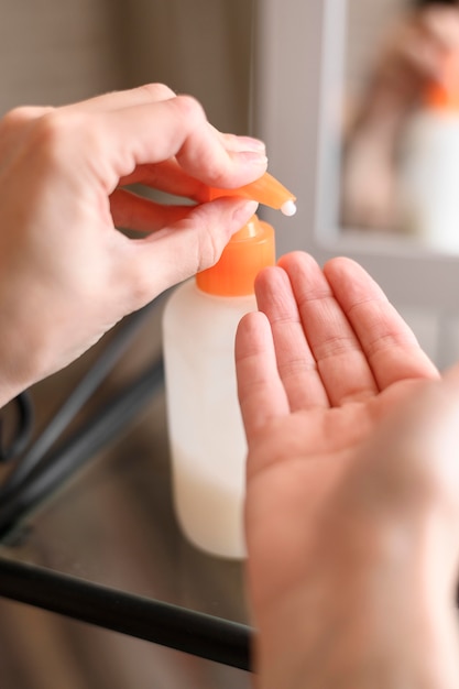 Foto gratuita donna del primo piano che usando balsamo per capelli