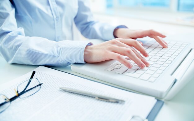 Free Photo close-up of woman using a laptop