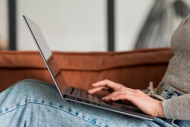 Бесплатное фото Крупным планом женщина, используя ноутбук