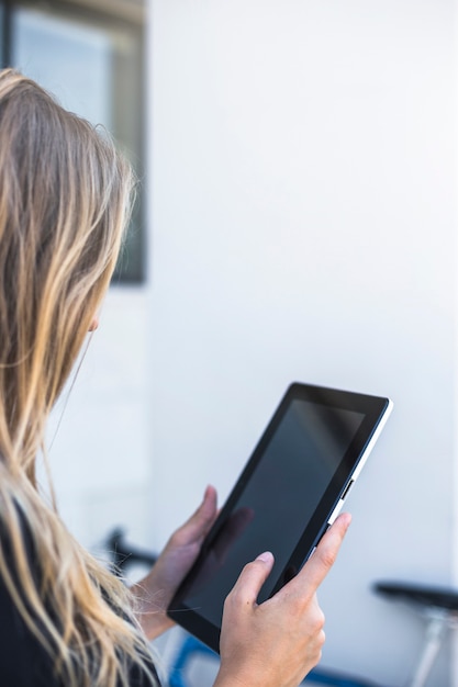 Foto gratuita primo piano di una donna che utilizza il telefono cellulare