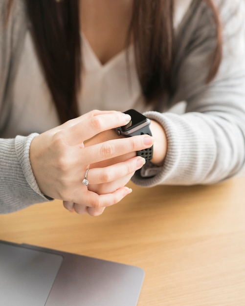 Foto gratuita donna del primo piano che usando orologio astuto