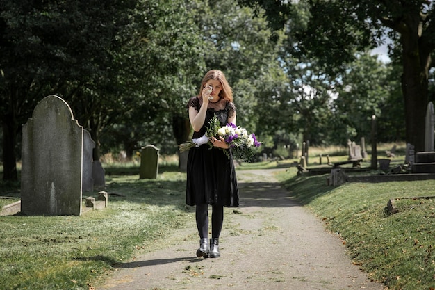 Foto gratuita primo piano sulla donna che visita la tomba della persona amata