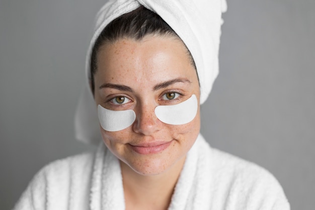 Free photo close-up woman wearing eye patches