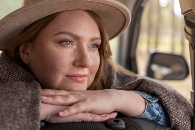 Foto gratuita close up donna che indossa il cappello